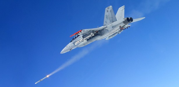 Pocisk AIM-120D-3 AMRAAM wystrzelony z samolotu FA-18F Super Hornet w trakcie testów na Point Mugu Sea Range.