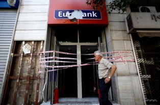 Kryzys w Grecji: Grecy masowo wycofują depozyty z banków