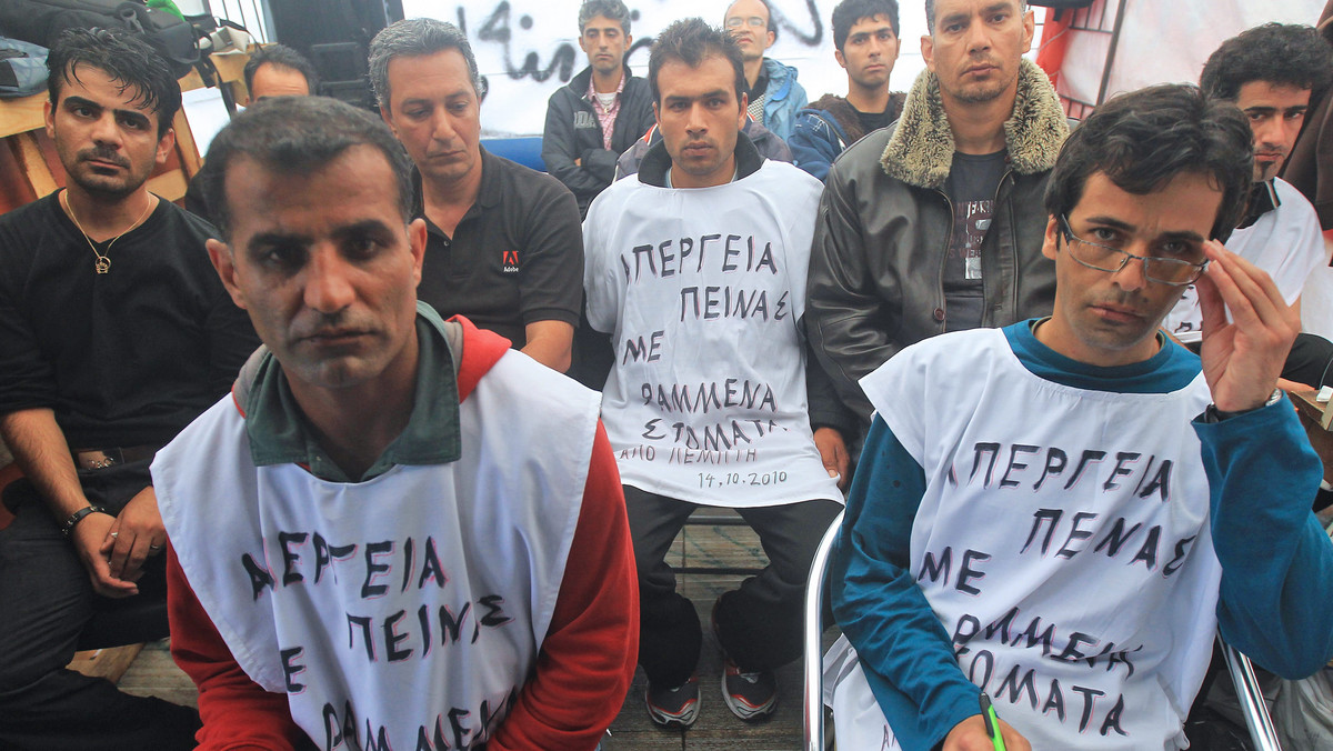 25 irańskich uchodźców prowadzi od czwartku głodówkę w Atenach, domagając się udzielenia im azylu w Grecji. Organizatorzy protestu poinformowali, że do głodujących dołączyło kolejnych 19 Irańczyków.