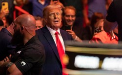 Trump nie gryzł się w język: Macron właził Xi Jinpingowi w...