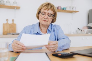 Masz 60 lat i 15 lat stażu pracy? Taką emeryturę wypłaci Ci ZUS