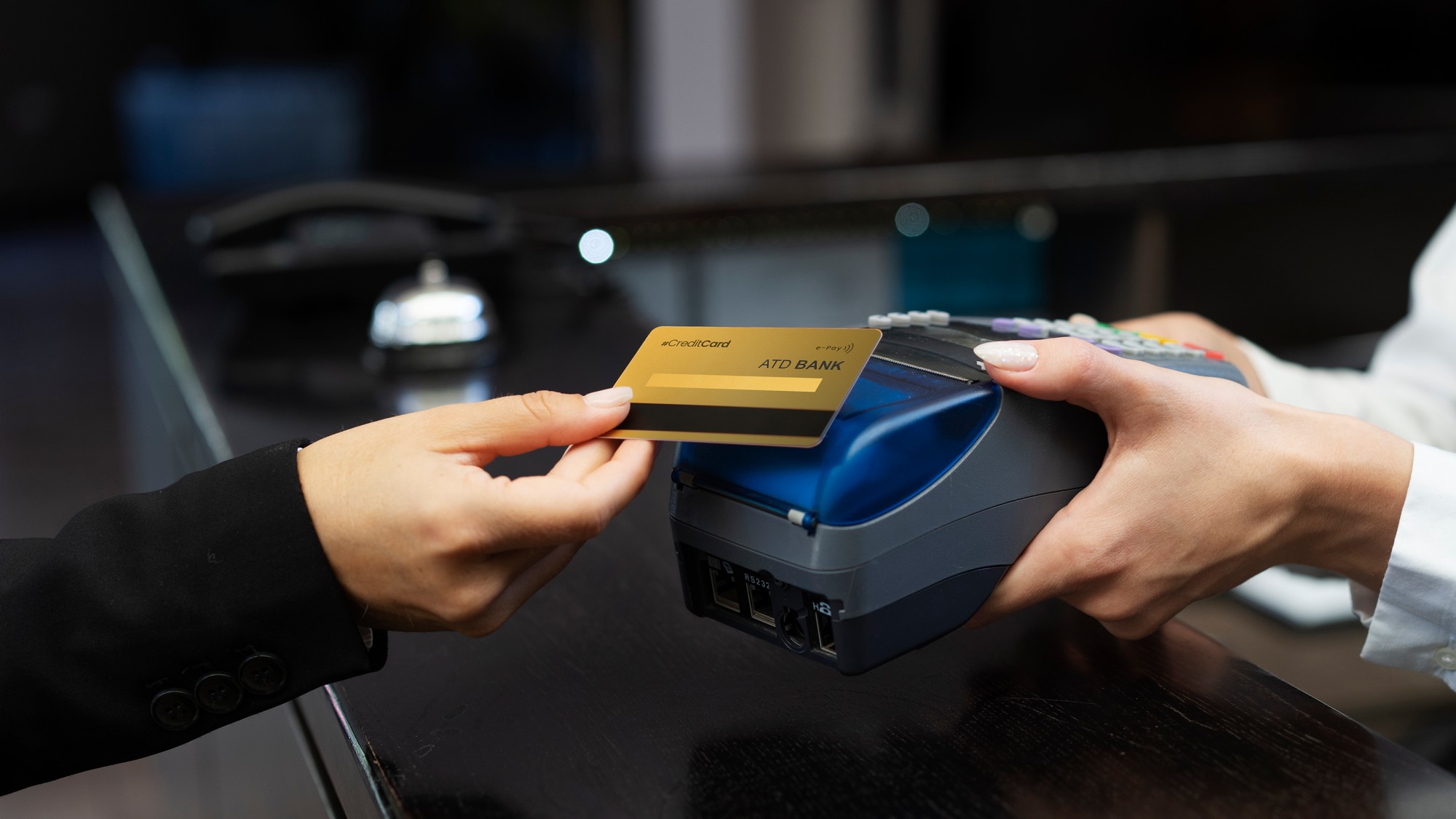 Každý predajca má od mája povinnosť prijať kartu či mobilnú platbu.