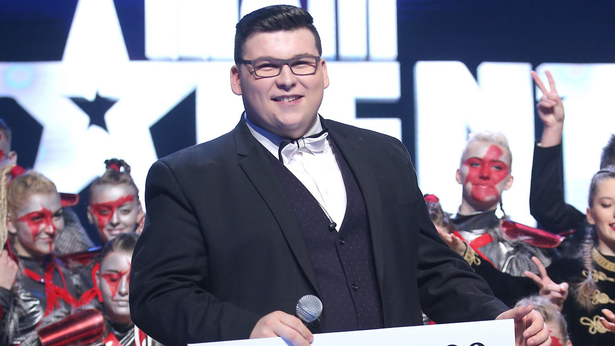 Wokalista Jakub Herfort wygrał 9. edycję "Mam talent!". Zwycięzca pokonał dziewięciu innych finalistów show. Jako nagrodę otrzymał czek na 300 tysięcy złotych. 20-latek śpiewa właściwie od dziecka, jednak zawodowo zajmuje się tym od dwóch lat.
