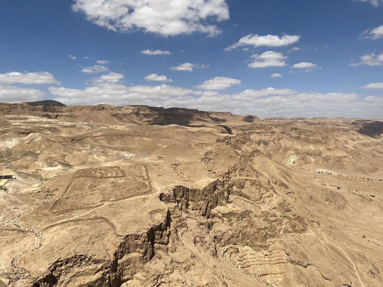 Widok z Masady Po lewej stronie widoczny jest charakterystyczny romb - to jedno miejsc, gdzie stacjonowali Rzymianie podczas oblężenia Masady