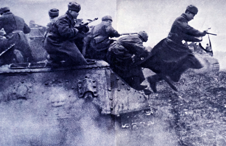 Radzieccy żołnierze nacierają na niemiecką armię podczas ataku III Rzeszy na ZSRR, 1941 r.