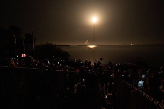 Start rakiety Artemis I. Program Artemis to najbardziej ambitne przedsięwzięcie, jakiego NASA podjęła się od lat. W jego ramach planowane jest wiele lotów w stronę Księżyca. Przełomowym punktem programu będzie załogowe lądowanie na Srebrnym Globie, którego można się spodziewać przed końcem dekady. Ta misja będzie się nazywać Artemis III. Po tym astronauci będą odwiedzać naszego satelitę regularnie z pokładu stacji kosmicznej, jaka zostanie zmontowana na jego orbicie. 16.11.2022 r.