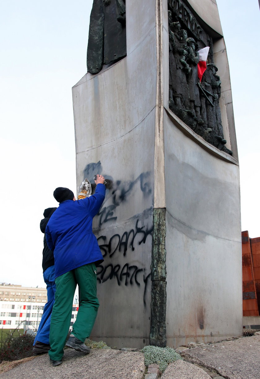 Hańba! Zdewastowano pomnik stoczniowców!