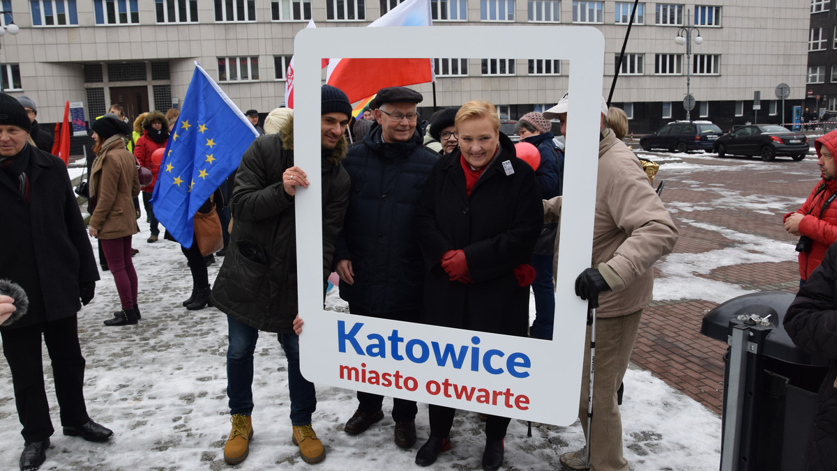 NIE dla szubienic, radykałów, agresji i przemocy – pod takim hasłem na placu Sejmu Śląskiego w Katowicach odbyła się dziś demonstracja, której celem było wyrażenie sprzeciwu wobec ubiegłotygodniowej akcji narodowców. Przypomnijmy, że narodowcy w tym samym miejscu zorganizowali pikietę "NIE dla współczesnej targowicy", w której trakcie na symbolicznych szubienicach zawiesili zdjęcia europosłów Platformy Obywatelskiej.