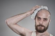 Mężczyzna łysy broda kac zdrowie ból głowy choroba