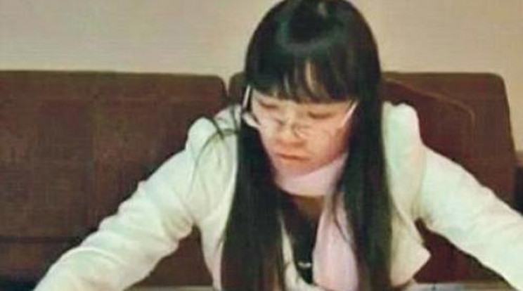 Hihetetlen: Egyszerre ír két kézzel a kínai nő