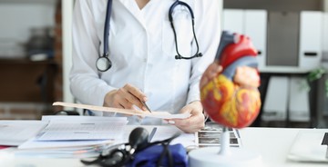 Az angina pectoris vagy koszorúérgörcs (átírt változatban angina pektorisz) orvosi kifejezés, amely mellkasi fájdalmat vagy nyomást jelöl, és általában a szívizom elégtelen vérellátása miatt alakul ki.