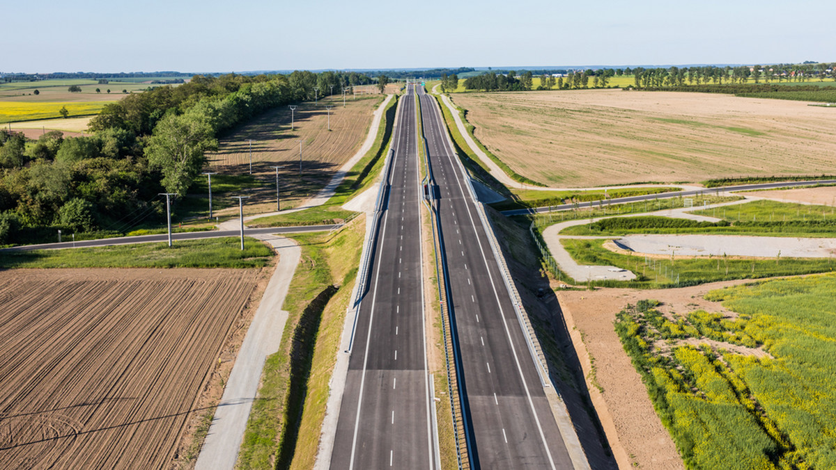 W 2016 r. na autostradach i drogach ekspresowych było pięć razy więcej wypadków niż ogólnie na drogach publicznych, a wciąż brak jednego, centralnego organu koordynującego działania jednostek ratownictwa medycznego w takich sytuacjach – wynika z najnowszego raportu NIK.