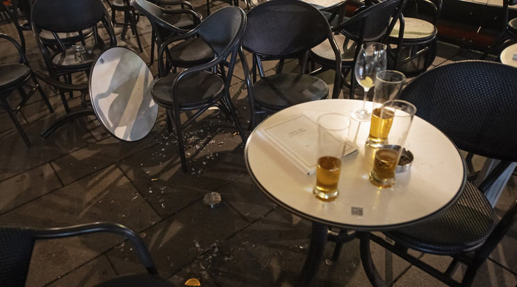 Törött poharak és tányérok egy kávézóban Bécs belvárosában 2020. november 3-án, miután előző este lövöldözés történt a Seitenstettengasse utcai zsinagóga közelében. Az imaházban ekkor nem voltak emberek, így egyelőre nem tudni, hogy ez volt-e a célpont. A merényletnek három ártatlan halálos áldozata van, két arra járó férfi és egy nő. A merénylő, akit a rendőrök lelőttek, az Iszlám Állam nevű terrorszervezet szimpatizánsa volt / Fotó: MTI/EPA/Christian Bruna