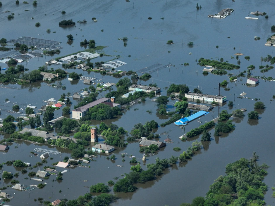 Poplavljene kuće u selu Dnjiprijani u okupiranom delu Ukrajine 7. juna nakon rušenja brane Kahovka