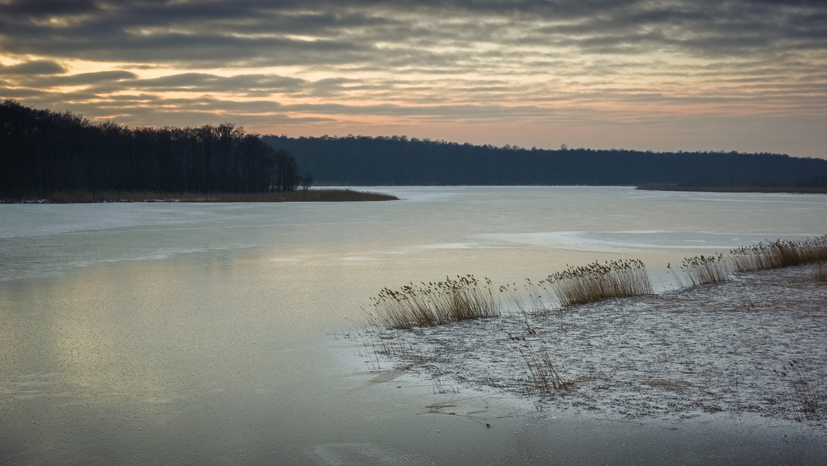 Mazury. Małe jeziora skute lodem — cienkim i niebezpiecznym