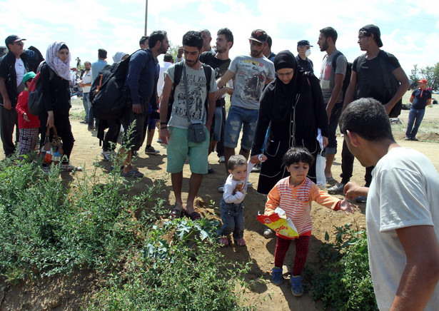 Imigranci przekraczają granicę macedońsko-serbską