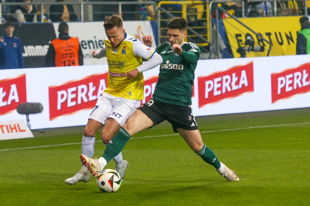 Zawodnik Motoru Lublin Filip Wójcik (L) i Ruben Vinagre (P) z Legii Warszawa podczas meczu 24. kolejki piłkarskiej Ekstraklasy