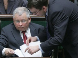Kaczyński nielegalnie czytał tajne akta?