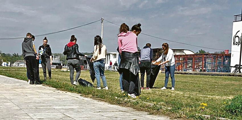 Jedan od poslova koji su učenici drage volje prihvatili jeste i čišćenje keja na Novom Beogradu, na šta su ponosni