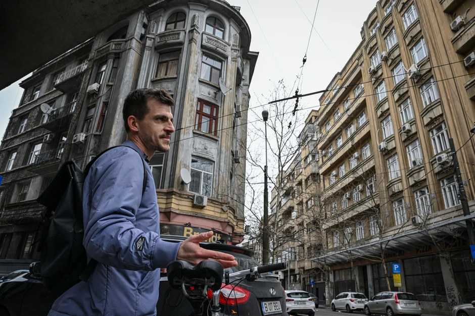 Matei Sumbasaku osnivač "Re:Rise" u Bukureštu pored ulice koja bi, u slučaju snažnog zemljotresa, vrlo verovatno bila blokirana ruševinama srušenih zgrada