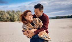 Dlaczego wypada być "szczęśliwie zakochanym"? ROZMOWA z psychologiem na Walentynki