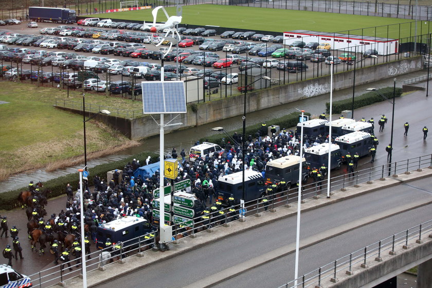 Ajax – Legia. Kibice pod eskortą, policja w gotowości