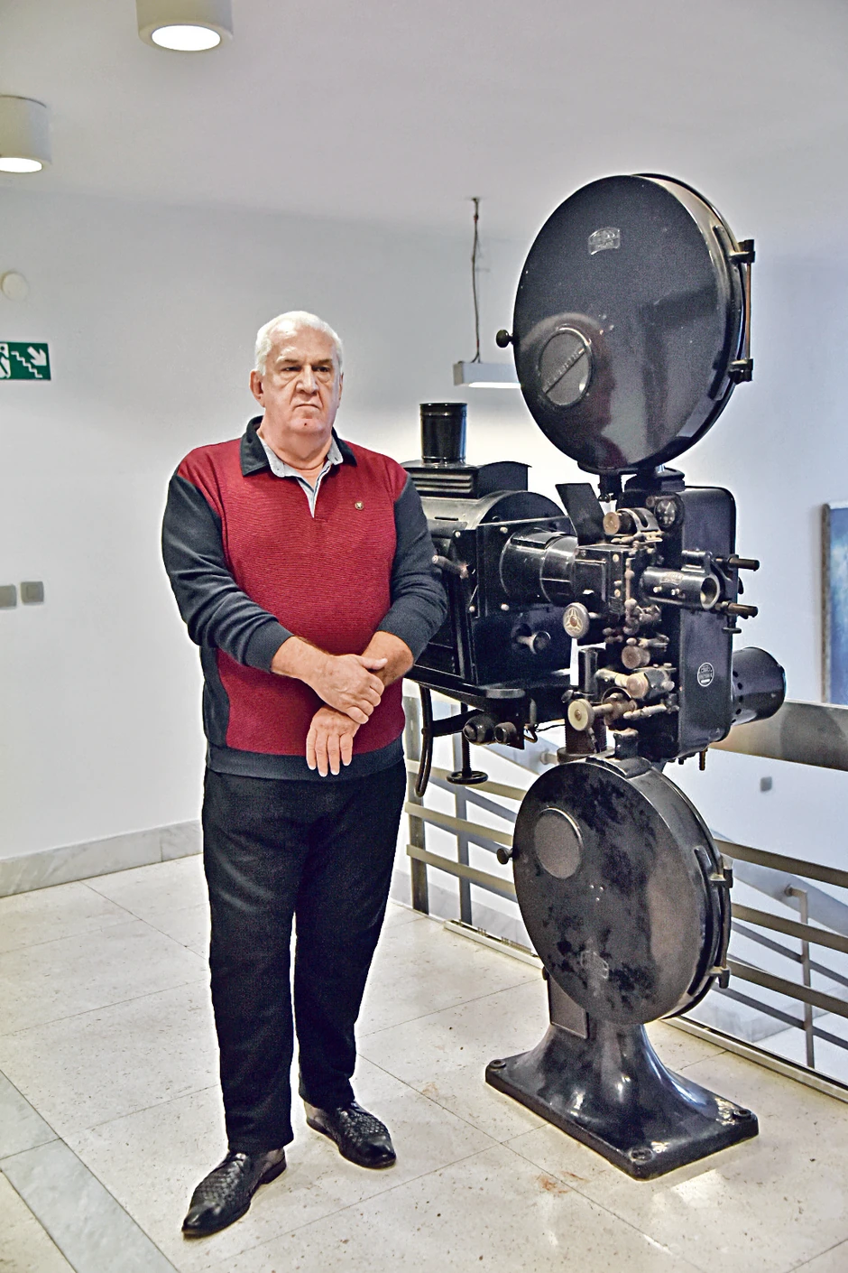 Vladimir Tončić pored jedne od prvih kamera "Filmskih novosti".