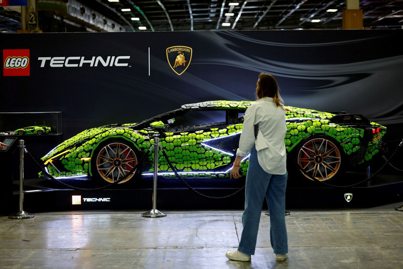 Salon samochodowy w Paryżu 2022: Lamborghini nie ma swojego stoiska, za to LEGO wystawia model Lamborghini Siana w skali 1:1