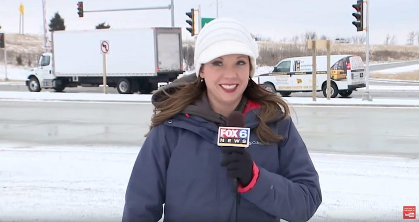 Reporterka dostała śnieżką w twarz na kilka sekund przed wejściem na antenę