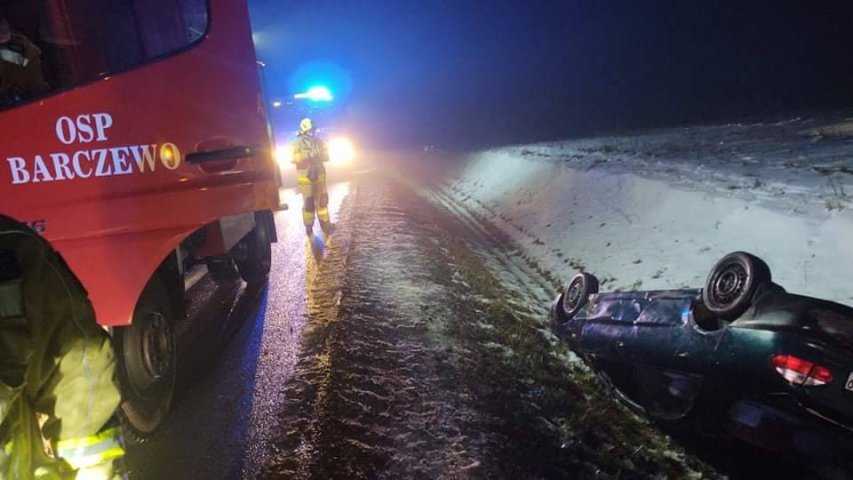 Dachowanie pod Barczewem. Kierowca zbiegł z miejsca zdarzenia [ZDJĘCIA]