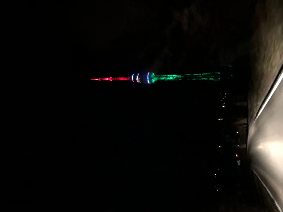 Avalski toranj noću