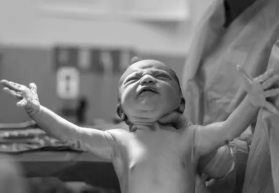Niesamowite zdjęcie noworodka podbija sieć. Unikalne ujęcie z sali porodowej