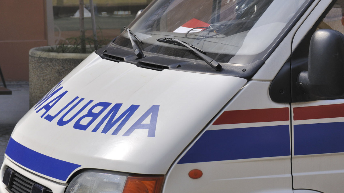 Pracujący przy kombajnie 25-latek stracił dłoń. Jak informuje oficer dyżurny KW Państwowej Straży Pożarnej w Opolu, do wypadku doszło w gminie Pakosławice koło Nysy.