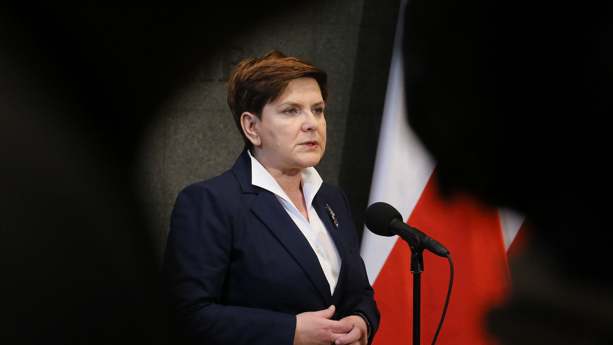 Nie ma powodu, by oceniać Polskę, zmiany w kraju idą w dobrym kierunku i są podyktowane naszym zobowiązaniem wobec wyborców - mówiła premier Beata Szydło przed wylotem do Strasburga. - Nie zostały przekroczone, ani złamane zasady funkcjonowania demokratycznego państwa prawa - dodała.