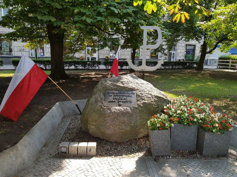 35-latek znieważył flagę przy tym obelisku