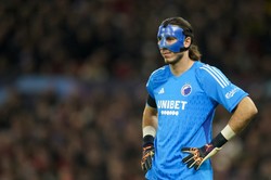 Fatalny błąd Kamila Grabary. W prostej sytuacji nie potrafił złapać piłki