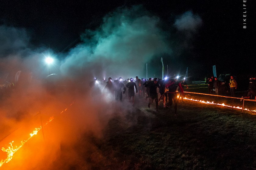 Ciemno, mokro, zimno! Zobacz jak śmiałkowie pokonywali nocny, ekstremalny Runmageddon!