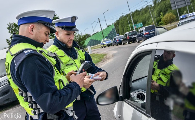 Policja kontroluje kierowcę