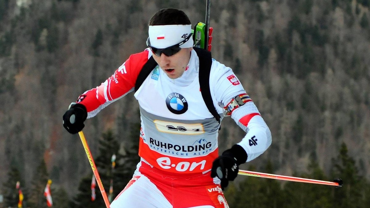 Grzegorz Guzik zrewanżował się Krzysztofowi Pływaczykowi za sprint i zgarnął złoto mistrzostw Polski w biegu masowym. 23-letni biathlonista BLKS Żywiec w biegu rozgrywanym w Dusznikach Zdroju zanotował cztery karne rundy, wyprzedzając o 51 sekund drugiego Łukasza Szczurka (BKS WP-Kościelisko) i o minutę trzeciego Pływaczyka (BKS WP-Kościelisko).