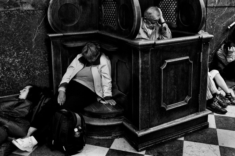 Świętochłowice/Lipiny. Katolicyzm w Polsce. Wobec tendencji sekularyzacyjnych w większych miastach Polski, reportaż dokumentuje wiarę, która zanika. Wiarę wolną od polityki, otwartą na sacrum, gotową na doświadczanie cudu, szczerą i spontaniczną. Zdjęcia Maćka Nabrdalika otrzymały pierwsze miejsce za fotoreportaż w kategorii 