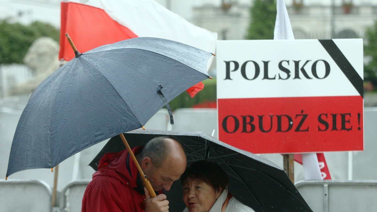 - Chcę dokończyć lot do Smoleńska i wylądować za nich i dla nich - mówiła w "Faktach po faktach" w TVN24 Ewa Komorowska, wdowa po wiceszefie MON Stanisławie Komorowskim.