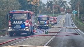 Potężny pożar hali w Rusocinie. Zablokowana DK91