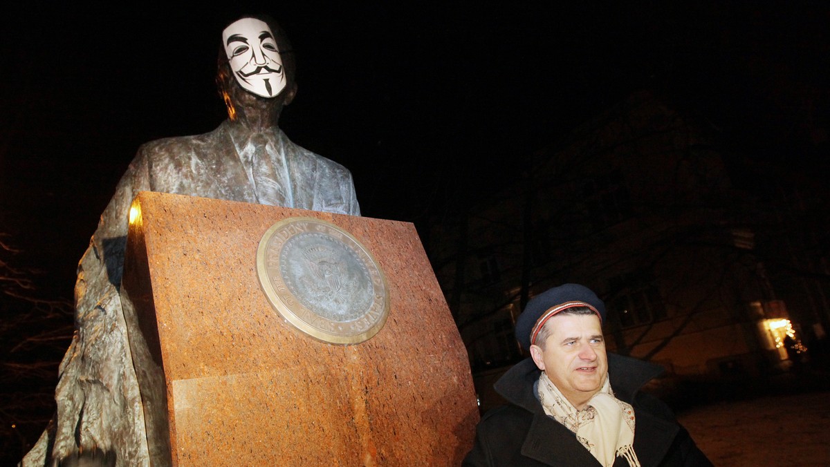 Lider Ruchu Palikota Janusz Palikot zapowiedział, że na pomnikach w różnych miastach w Polsce zawisną maski Anonimowych. Pierwsza z nich została dzisiaj zawieszona w Warszawie na pomniku Ronalda Reagana, w pobliżu ambasady USA.