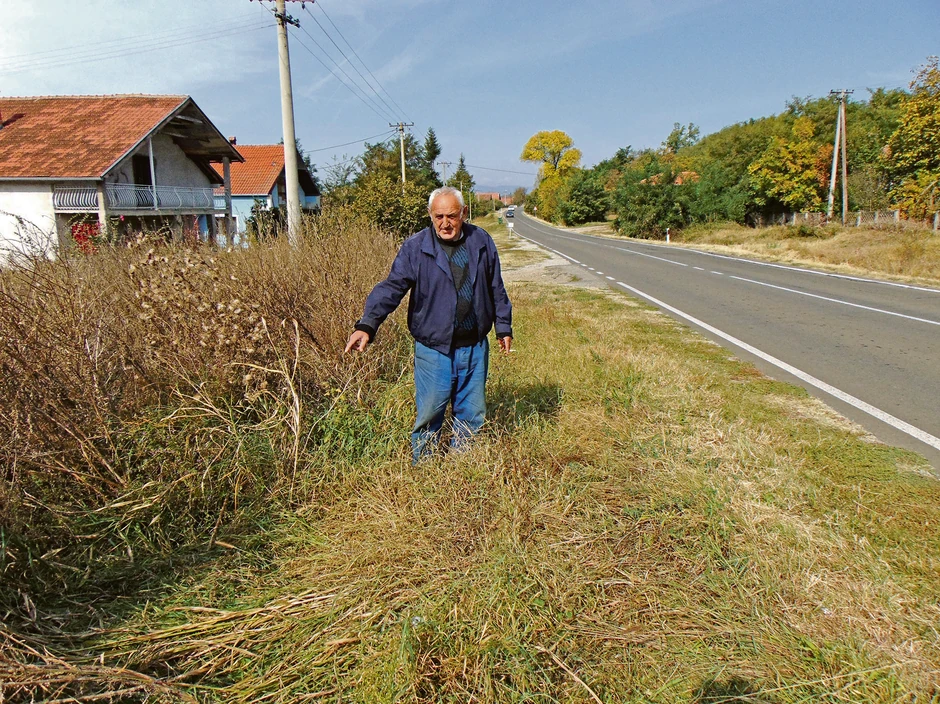 Komšija povređenog mladića pokazuje mesto nesreće