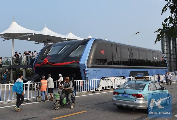 W mieście Qinhuangdao w prowincji Hebei w Chinach pokazano testową wersję niezwykłego autobusu. Fot.China Xinhua News