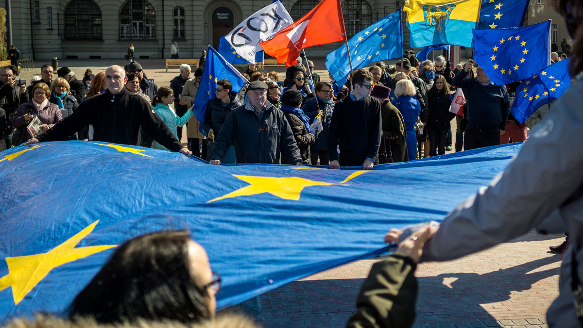 Z okazji 61. rocznicy podpisania Traktatów Rzymskich, które były podwalinami Unii Europejskiej, w niedzielę, w kilku miastach Polski członkowie KOD-u demonstrowali poparcie dla członkostwa Polski w UE. Wspólnym punktem manifestacji było odśpiewanie "Ody do radości".