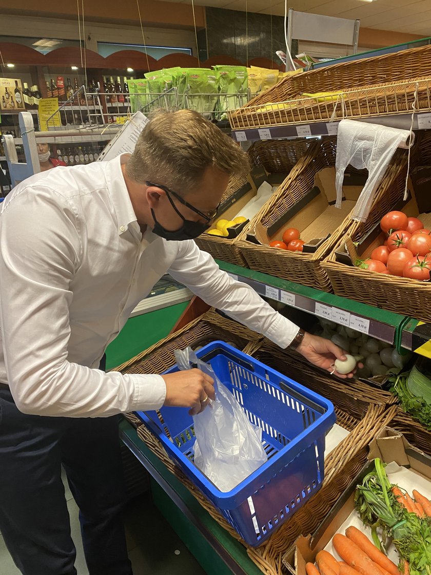 Poseł znów będzie ojcem. Pomaga ciężarnej żonie