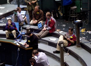 Fundusze tracą setki milionów dolarów bo ceny ropy spadają