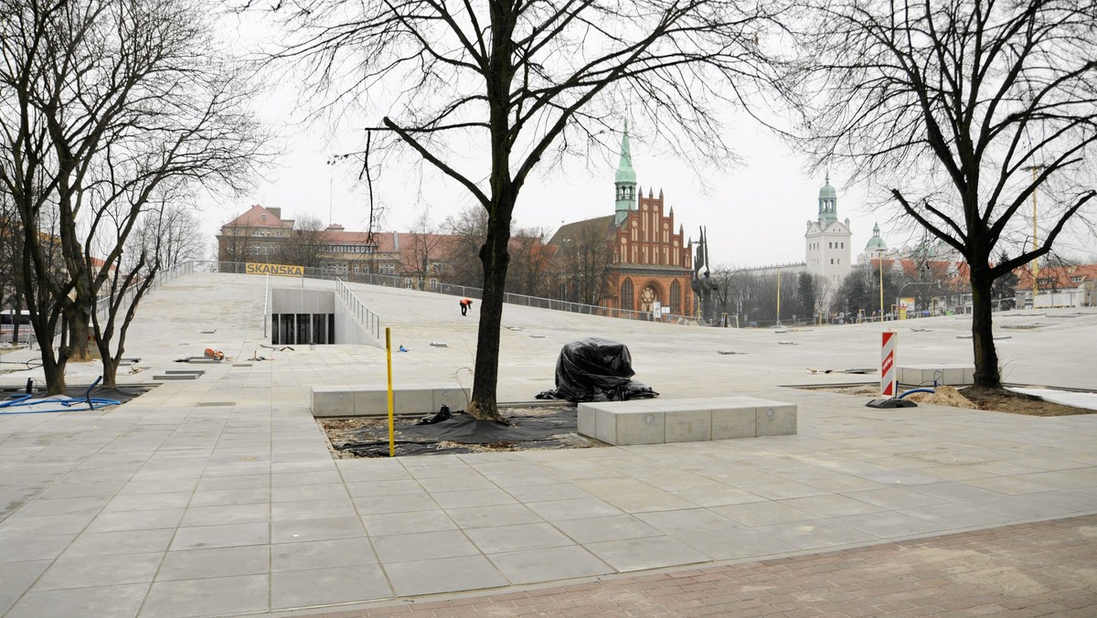 Milicyjna polewaczka i transporter opancerzony, to niektóre z eksponatów, które znajdą się w powstającym w Szczecinie Centrum Dialogu Przełomy. Otwarcie placówki poświęconej najnowszej historii regionu i pielęgnującej tożsamość jego mieszkańców planowane jest na wiosnę 2015 r.