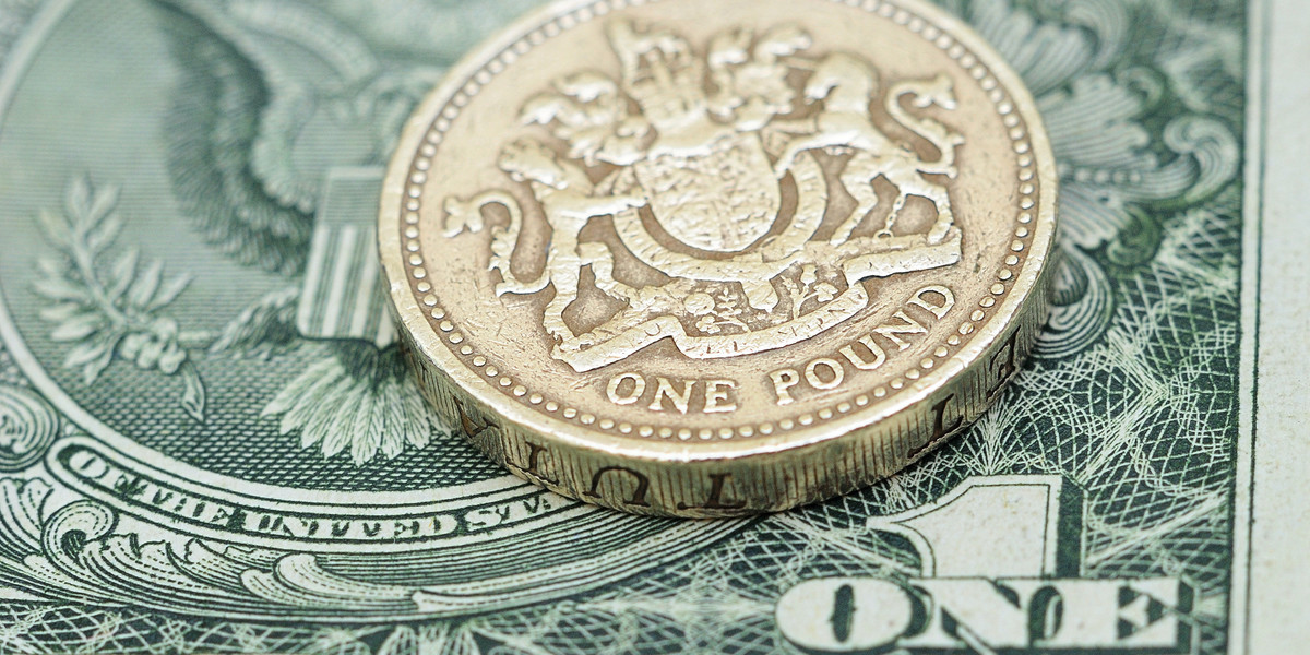 Funt, mimo podwyżki stóp procentowych w Wielkiej Brytanii, w czwartek tracił do dolara.